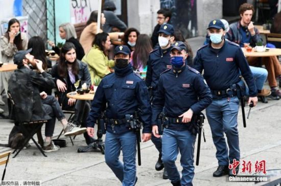 当地时间4月26日，意大利警察在米兰Navigli运河旁的步行街巡逻。
