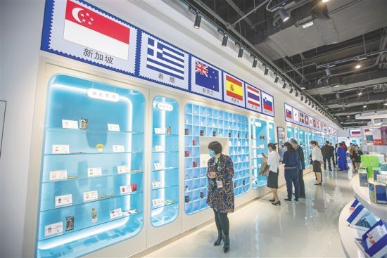 位于博鳌乐城国际医疗旅游先行区的爱乐活跨境免税大药房。本报记者 袁琛 摄