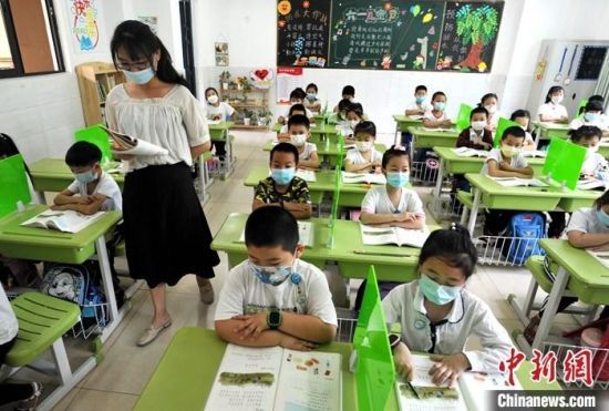 资料图：老师正在给学生上课。 中新社记者 张斌 摄