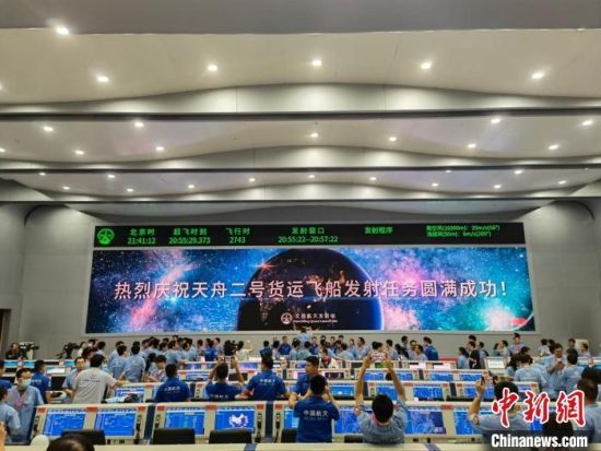  5月29日20时50分许，中国在文昌航天发射场用长征七号遥三火箭发射天舟二号货运飞船。　航天六院供图
