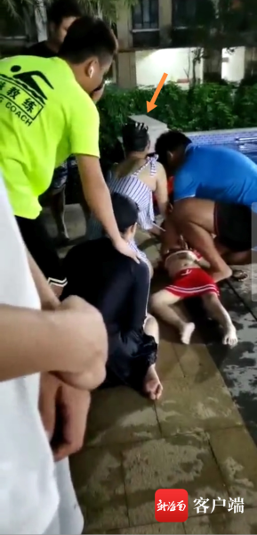 海南省妇女儿童医学中心(海南省儿童医院)七病区郑美珍护士(穿条纹裙子者)在参与溺水小孩。视频截图