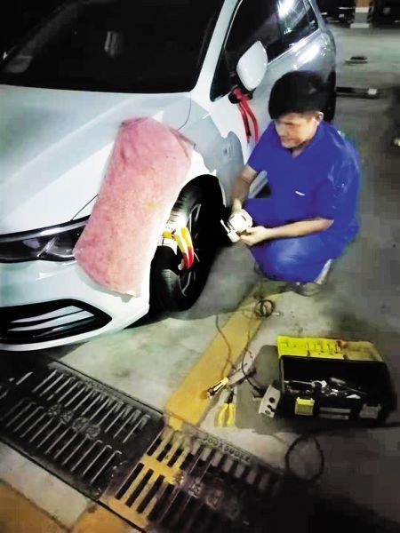 业主车辆轮胎被锁。(受访者供图)
