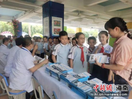海南省人民医院"爱眼日"进校园为学生义诊