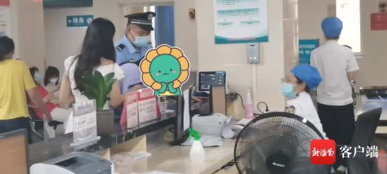 三亚民警及时将患病考生送到医院。