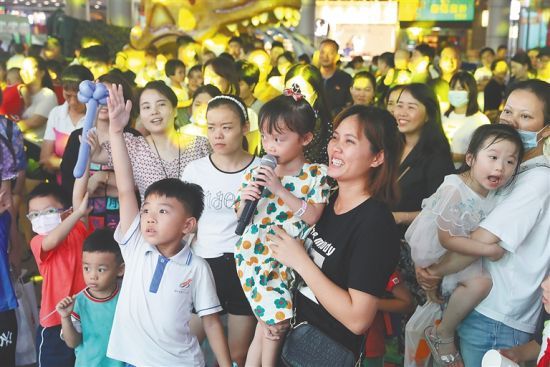 6月11日，市民游客积极参加海南端午名粽展。