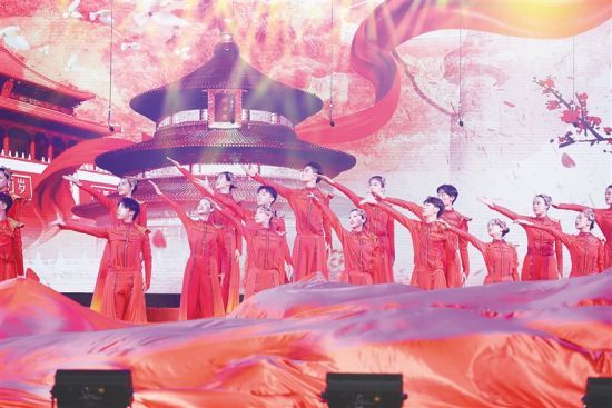 6月15日，“红心永向党 奋进新时代”庆祝中国共产党成立100周年文艺晚会在海口举行，图为晚会舞蹈节目《红旗颂》。 海南日报记者李天平 摄