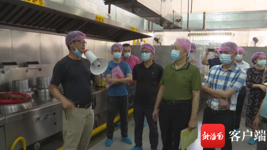 监管人员参观学校食堂。