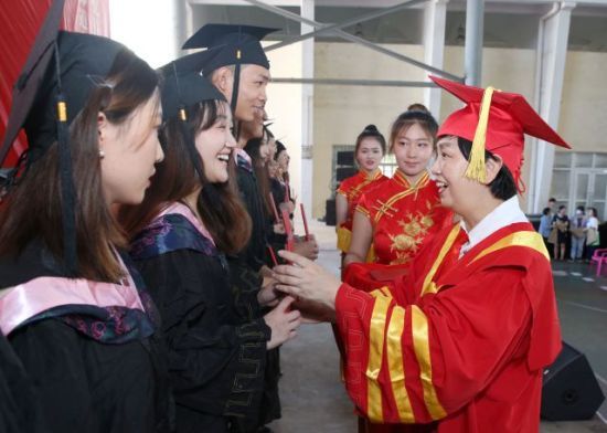 海南师范大学举行2021届学生毕业典礼暨学位授予仪式。图为仪式现场。韩茂清 摄