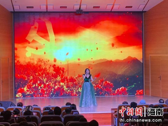 歌手演唱红色经典歌曲。王子谦摄