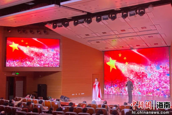 “文坛音苑”献礼祖国红歌音乐会。王子谦摄
