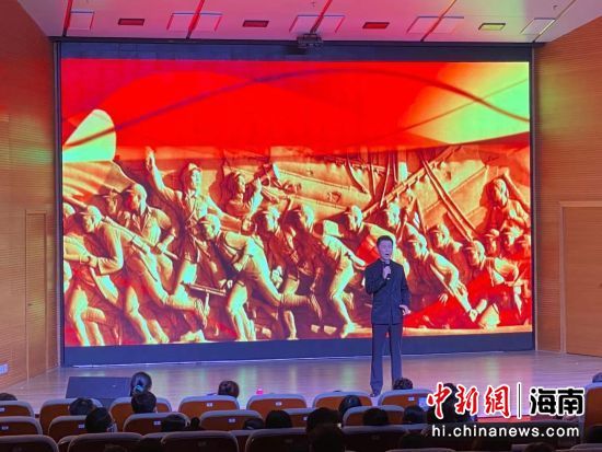 歌手演唱红色经典歌曲。王子谦摄