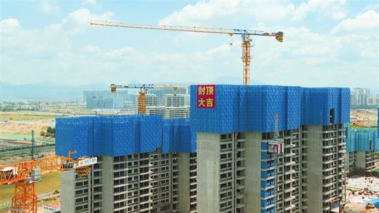 深海科技城综合服务中心首栋高层科研办公楼封顶。颜翔 邓兴帅 摄