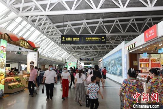 三亚机场2021年旅客吞吐量突破1000万人次。　陈璐供图