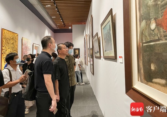 “琼崖百年红・丹青颂党恩”海南省主题美术作品展在省博展出。记者陈望 摄