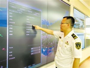 张之强正在查看海面行驶船舶的信息。