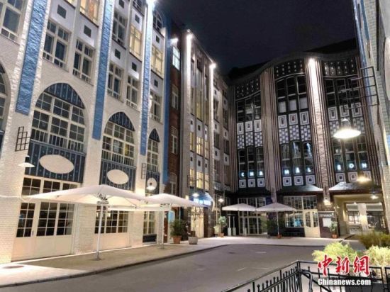 资料图：当地时间4月2日晚，德国首都柏林开始实施“准宵禁”。图为往日夜生活丰富的哈克市场鲜有行人。 中新社记者 彭大伟 摄