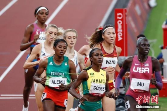 8月3日，在东京奥运会女子800米决赛中，中国选手王春雨以1分57秒获得第五名。图为王春雨在比赛中。 中新社记者 韩海丹 摄