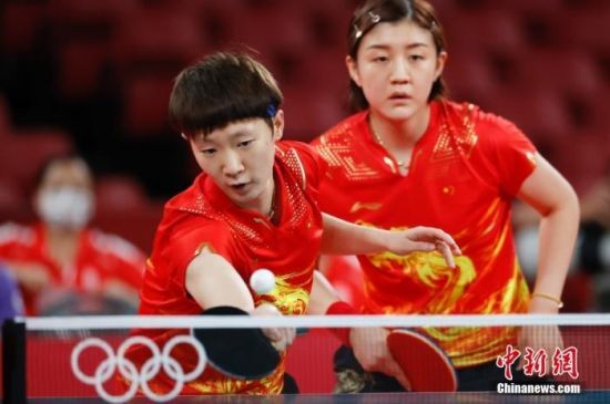 资料图：中国队球员陈梦/王曼昱(左)在比赛中。中新社记者 韩海丹 摄