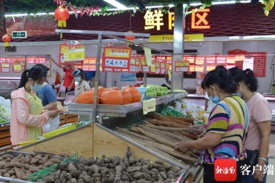 市民戴着口罩在超市选购商品