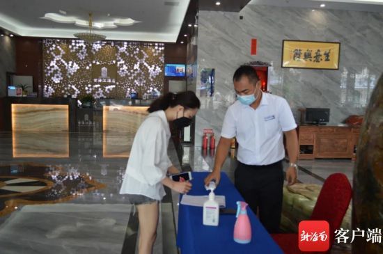 万宁迎宾馆入口登记消毒