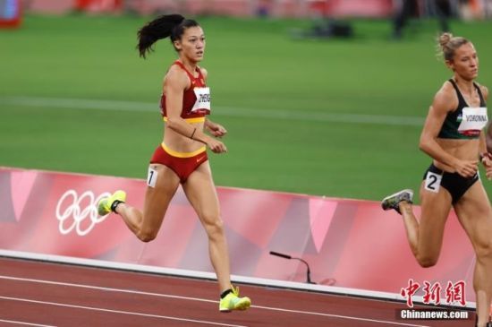 当地时间8月5日，中国选手郑妮娜力(左)在田径女子七项全能800米比赛中。 中新社记者 富田 摄