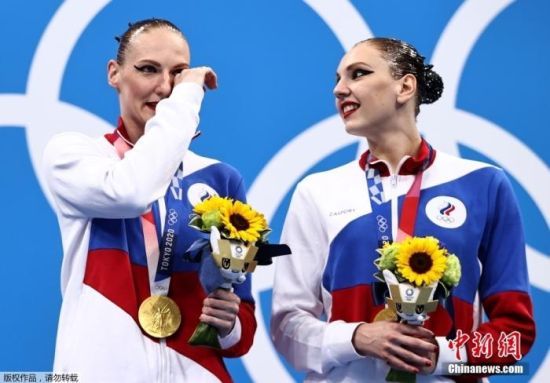 8月4日，俄罗斯奥运会队花样游泳选手斯维特拉娜・科列斯尼琴科和斯维特兰娜・罗马希娜夺得花样游泳双人自由自选金牌。在领奖台上，选手激动落泪。