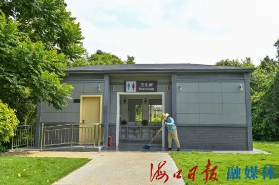8月6日，海口市演丰镇瑶城美丽乡村干净整洁的公共卫生间。海口日报记者 石中华 摄
