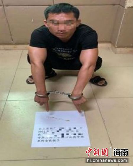 　两男子骑电动车抢夺他人金项链被刑拘 警方供图