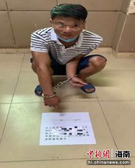 两男子骑电动车抢夺他人金项链被刑拘 警方供图