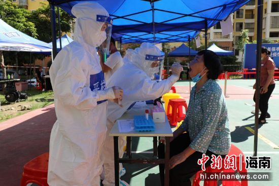 新冠病毒全员核酸检测实战演练现场。保亭县委宣传部供图
