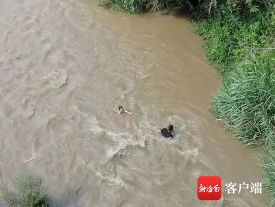 王成宇下河救人。琼中警方供图