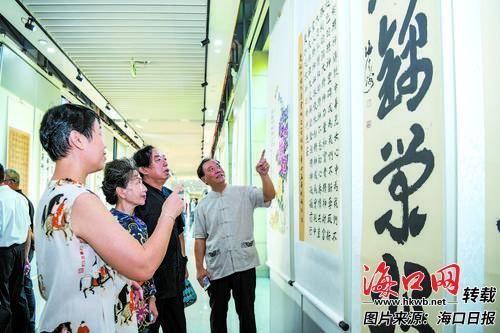 9月9日，浓墨丹心――庆祝中国共产党成立100周年书画展现场，市民在欣赏书画作品。 记者 康登淋 摄