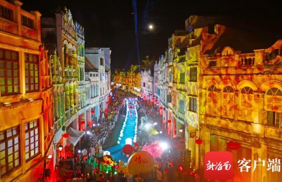 　海口骑楼老街举行中秋祭月活动。记者汪承贤 摄