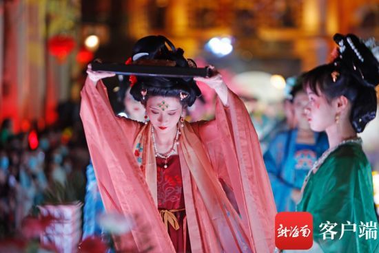 　中秋节，海口骑楼老街举行祭月活动。记者汪承贤 摄