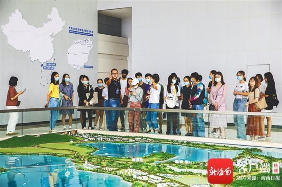 首批入驻学生参观试验区规划展厅沙盘。 海南日报记者 陈若龙 摄