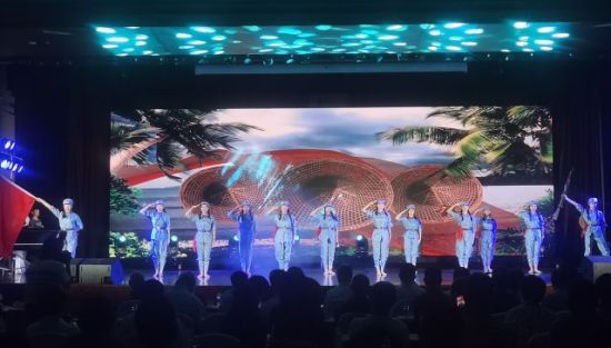 　晚会在舞蹈《红色娘子军》中拉开序幕。张茜翼 摄