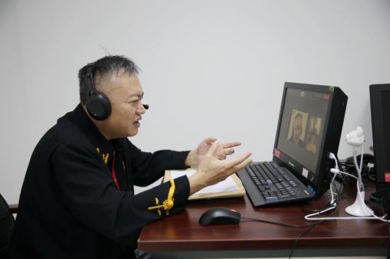 海南二中院法官潘心情通过“云间法庭”调解一起邻里纠纷。海南二中院供图