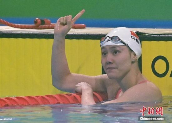 9月26日晚，第十四届全运会游泳项目女子50米自由泳决赛在西安举行，广东选手刘湘以23秒97的成绩刷新亚洲纪录夺冠。图为刘湘庆祝胜利。 中新社记者 侯宇 摄
