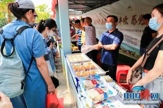活动现场展出琼海特色农产品。胡婷婷供图