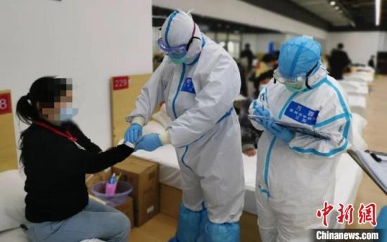 图为史锁芳在武汉问诊。（资料图）　江苏省中医院供图