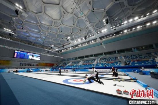 图为2021年4月1日，“相约北京”冰上测试活动进行冰壶比赛。　中新社记者 韩海丹 摄