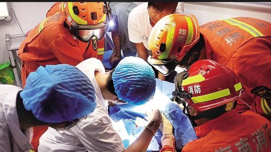 消防员、医生联手救援被鱼钩“钩住”眼睛的男孩。通讯员供图
