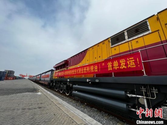 西部陆海新通道发出的首趟“海南自贸港至陕西西安”铁海联运粮油专列。　陈磊 摄