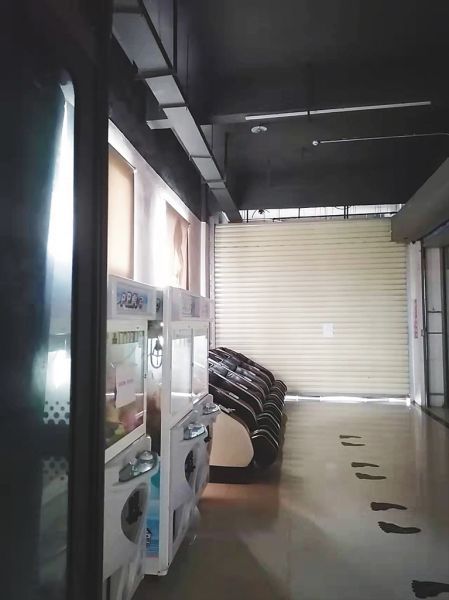 10月21日，三亚易动健身奥莱店的卷闸门紧锁着。 本报记者 易宗平 摄