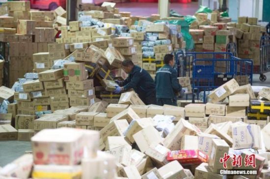 资料图：邮政物流工作人员正在分拣快递。张云 摄
