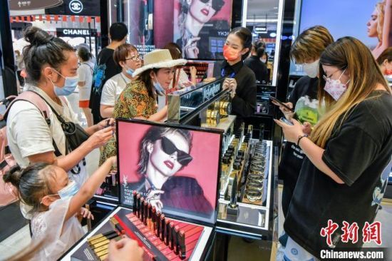 图为顾客在免税店选购化妆品。　骆云飞　摄