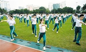 日前，海南华侨中学高一学子在校运会中展示原创编排校园武术操《日出东方》。 张俊其 摄