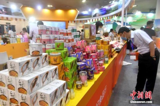 资料图：展览会上的台湾食品。吕明 摄