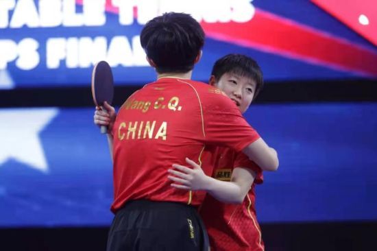 王楚钦、孙颖莎赛后相拥庆祝。图片来源：国际乒联