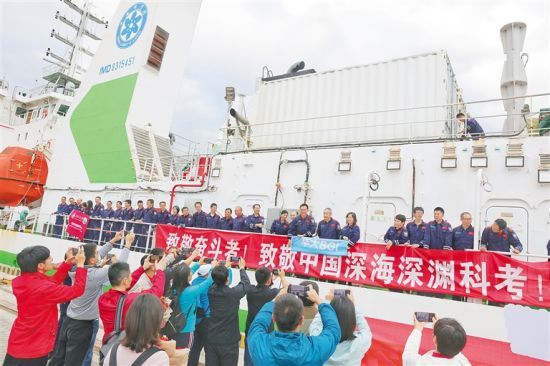 12月5日，“探索一号”顺利返回三亚南山港，圆满完成各项任务，并采集了一批珍贵的深渊水体、沉积物、岩石和生物样品。 本报记者 武威 通讯员 王康宏 图/文
